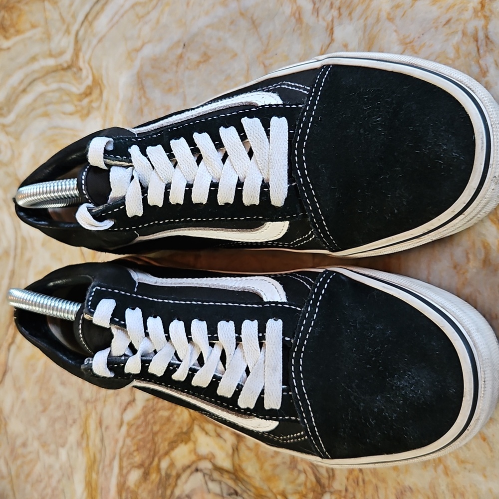 VANS OLD SKOOL Black and White Sneakers shoes - 7 Mens or 8.5 Womens